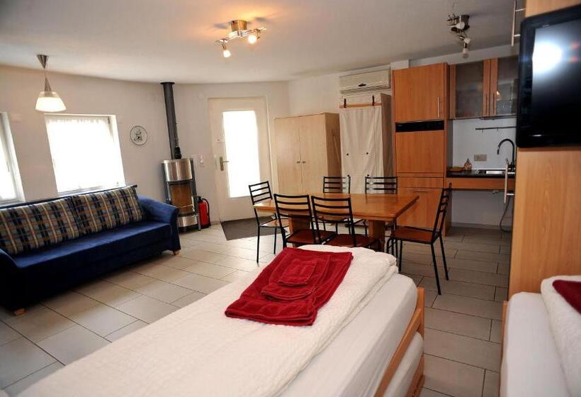استودیو استاندارد با چشم‌انداز باغ, Niros Bed & Breakfast