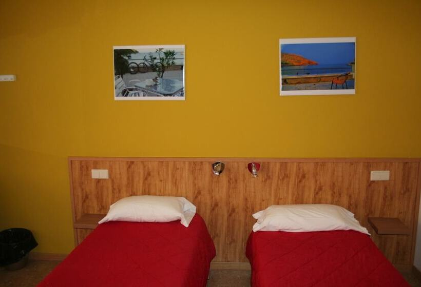 Трехместный Номер Стандарт Совместная Ванная, Hostal Juventus