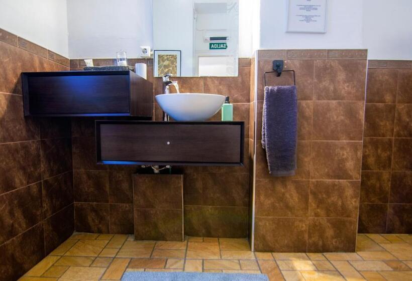 اتاق سه‌نفرۀ استاندارد با سرویس بهداشتی بیرون از اتاق, Kasa Katia Guest House