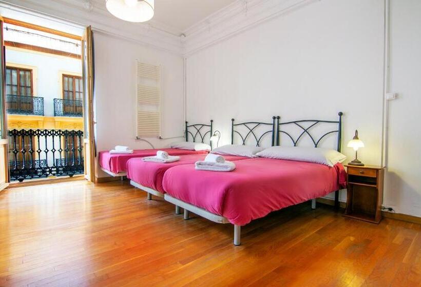 اتاق سه‌نفرۀ استاندارد با سرویس بهداشتی بیرون از اتاق, Kasa Katia Guest House
