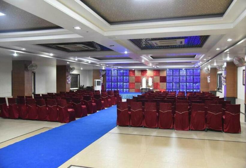 디럭스 룸, Simran Pride, Raipur