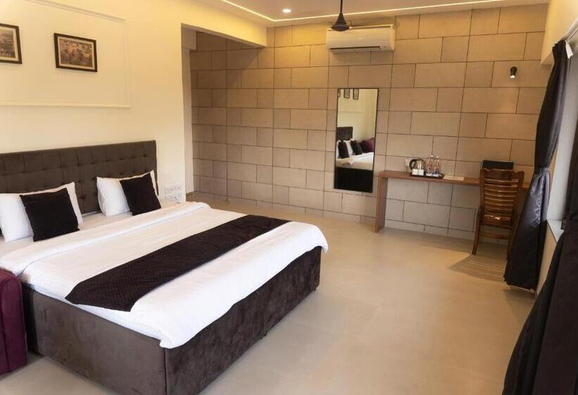 اتاق سوپریور با تخت بزرگ, Girivihar Holiday Club   Pure Veg