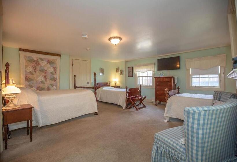 スタンダードトリプルルーム, Clark Currier Inn