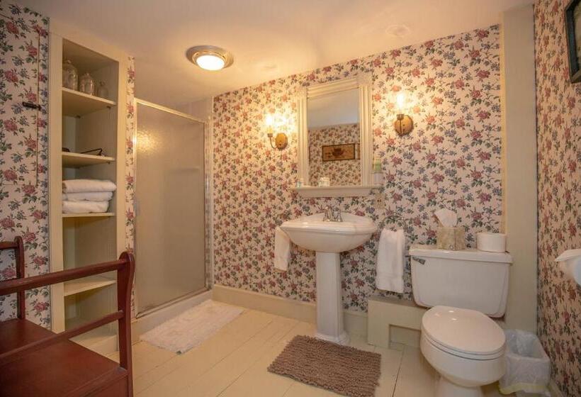 スタンダードトリプルルーム, Clark Currier Inn