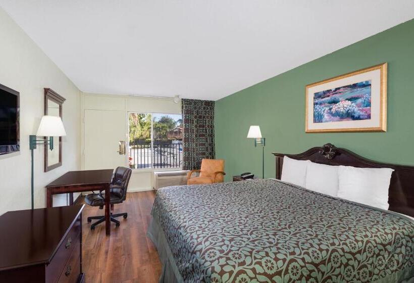 חדר דחוקס עם מיטת קינג, Travelodge By Wyndham Fort Myers North