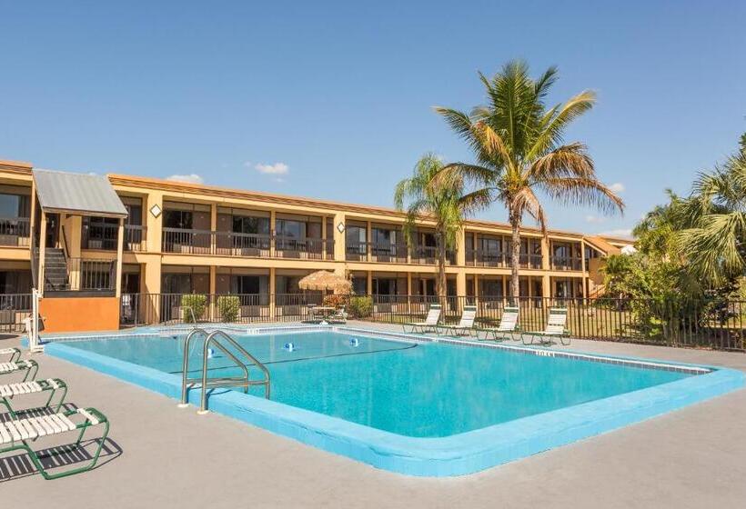 חדר דלוקס, Travelodge By Wyndham Fort Myers North