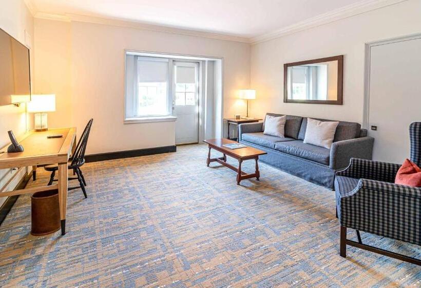 Standard Szoba King Size Bed, Williamsburg Lodge, Autograph Collection