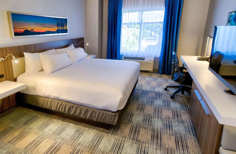 标准间带游泳池, Hilton Garden Inn Santa Barbara/goleta