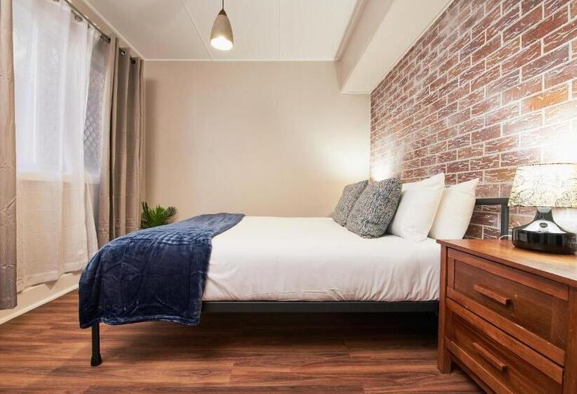 اتاق اجرایی, Ruthven Street Motor Inn