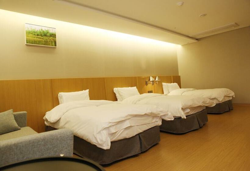 Номер Стандарт Трехместный, J Square Hotel And Wedding