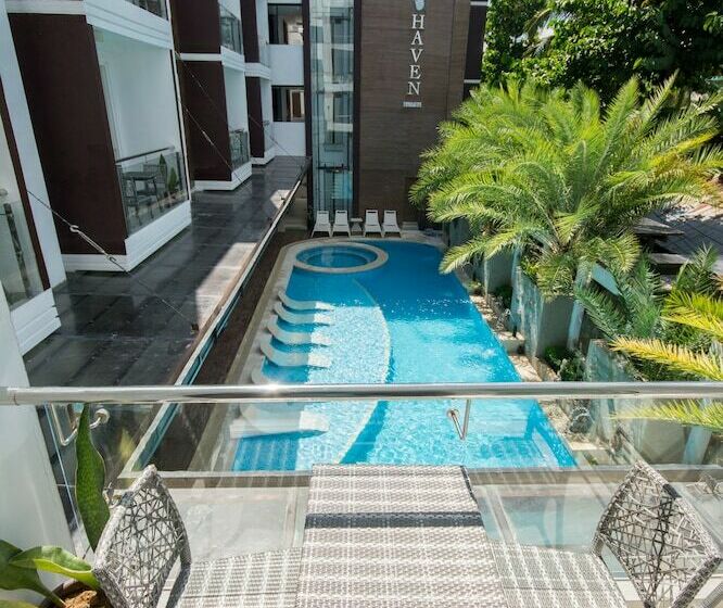 غرفة ديلوكس مطلة على حمام السباحة, Boracay Haven Suites