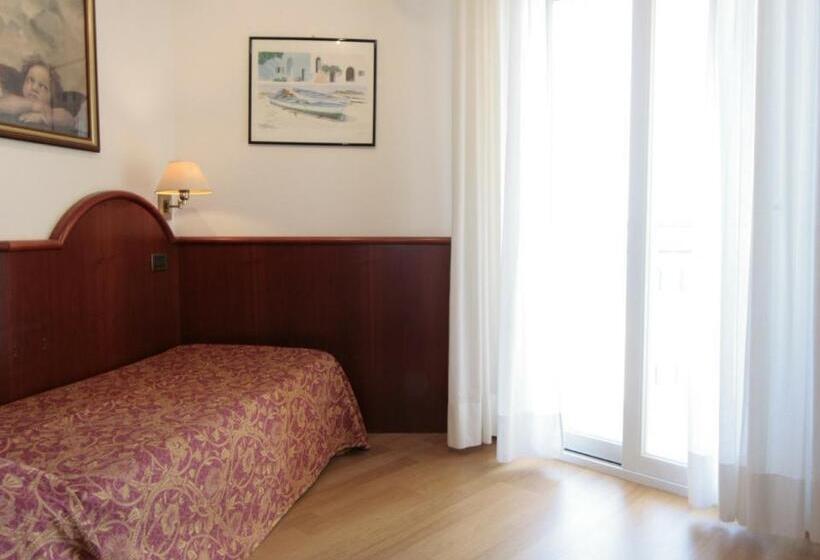 Standard Single Room, Napoleon