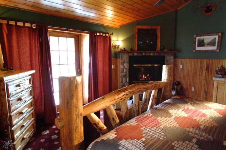 Люкс с Балконом, Lake George Boathouse Waterfront Lodging