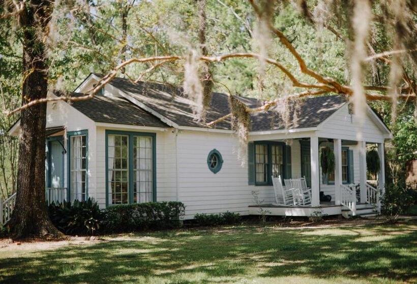 جناح غرفتين نوم, The Myrtles