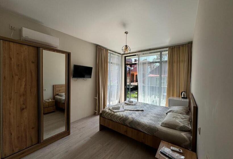 اتاق لوکس با بالکن, Best House
