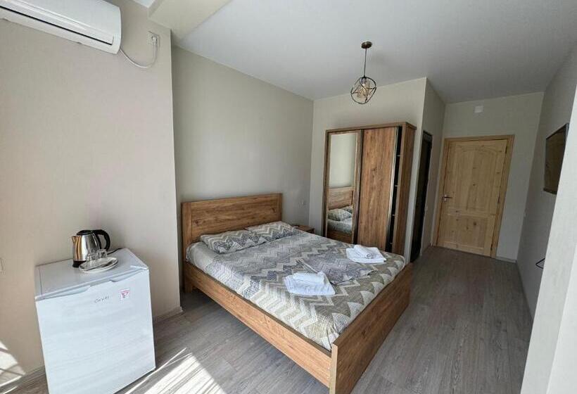 اتاق لوکس با بالکن, Best House
