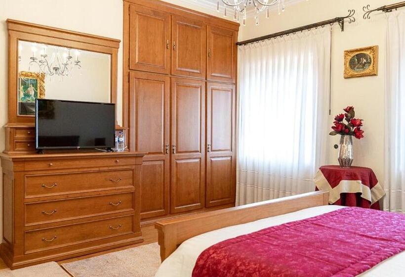Номер Стандарт Вид на Сад, Elegância & Carros