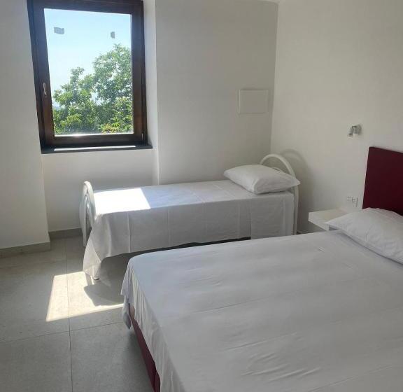 اتاق لوکس سه تخته, Torre Delle Grazie Sorrento Suite