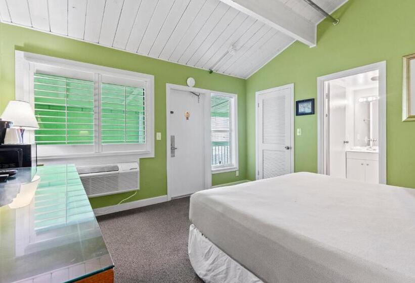 Студия Стандарт, Oceanfront Inn Room #11  Standard Room   King Bed