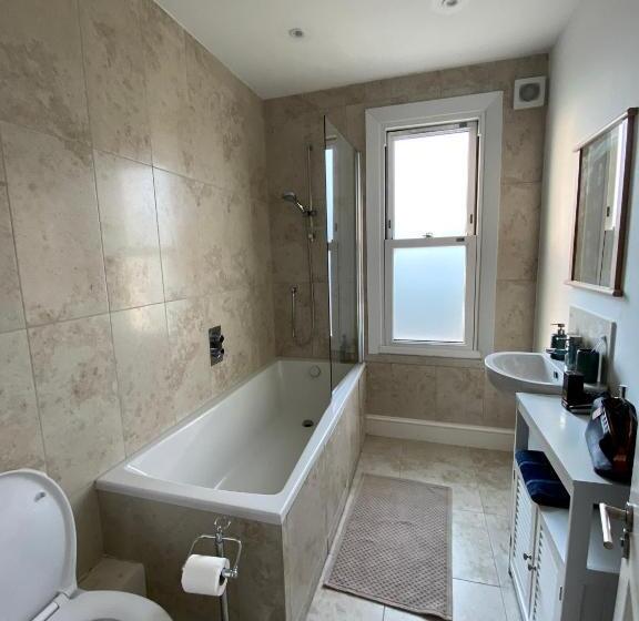 Номер Стандарт, Entire House Wimbledon Lodge