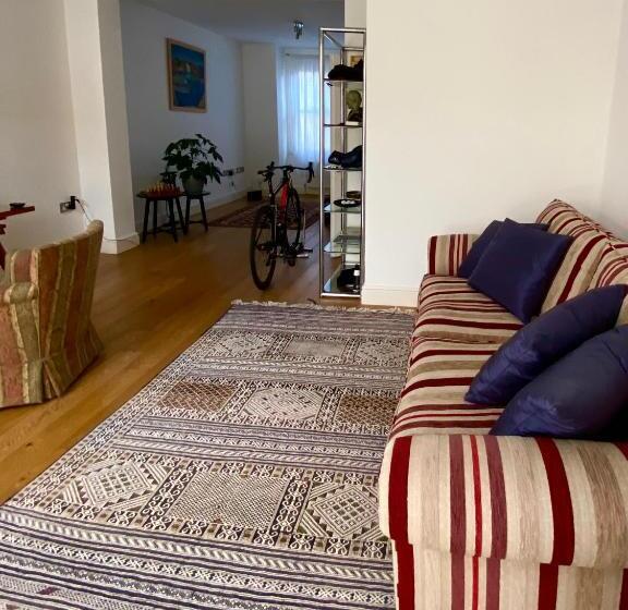 Номер Стандарт, Entire House Wimbledon Lodge