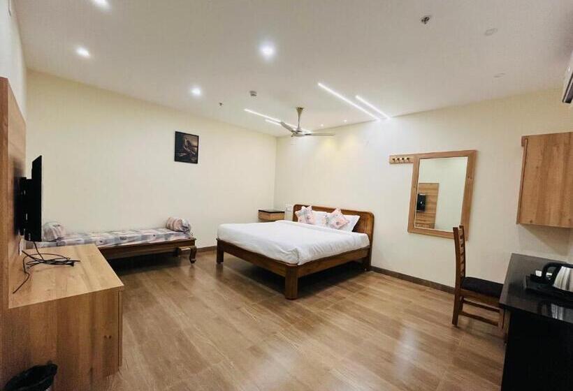 Suite, Gokulam Grand