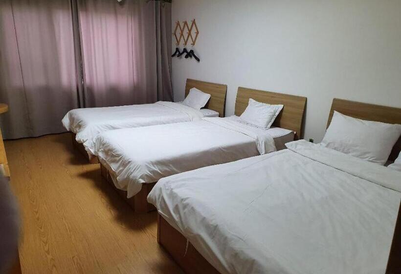 디럭스 트리플 룸, Samda Hostel