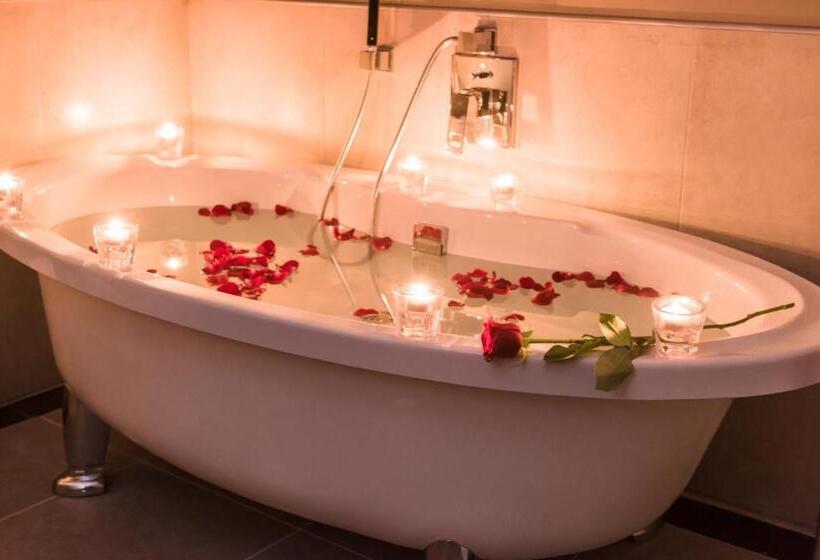 اتاق لوکس با چشم‌انداز دریاچه, Flamingo Villas Boutique