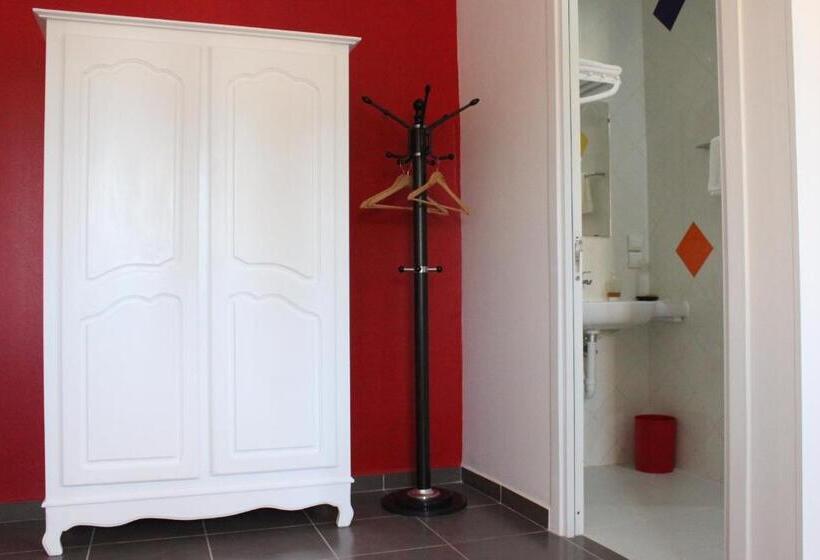 غرفة قياسية ثلاثية, Auberge Tinit