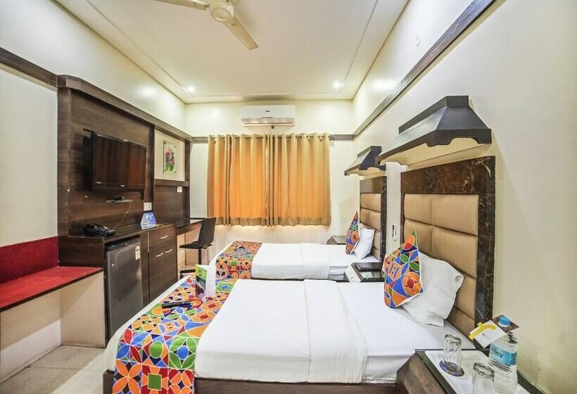 Номер Deluxe, Fabhotel Santoor Geeta Bhawan Square
