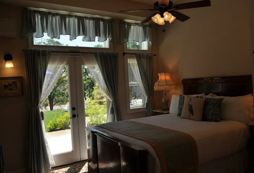 Люкс, The River Belle Inn