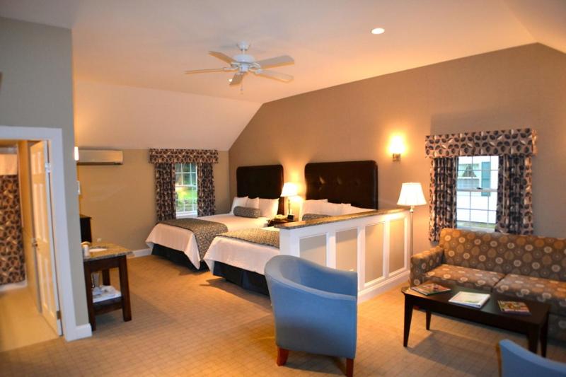 سوییت, New England Inn & Lodge