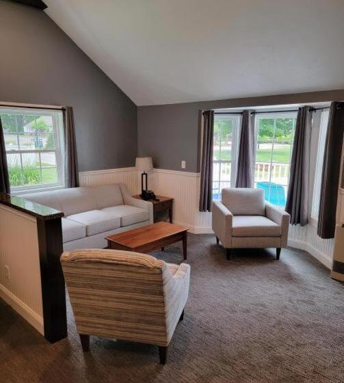 سوییت, New England Inn & Lodge