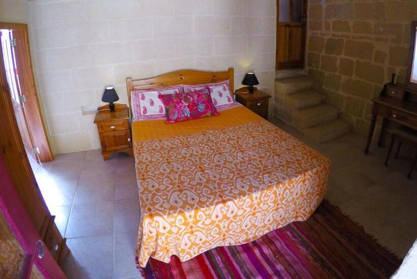 اتاق استاندارد با چشم‌انداز استخر, Shanti Ghar Gozo
