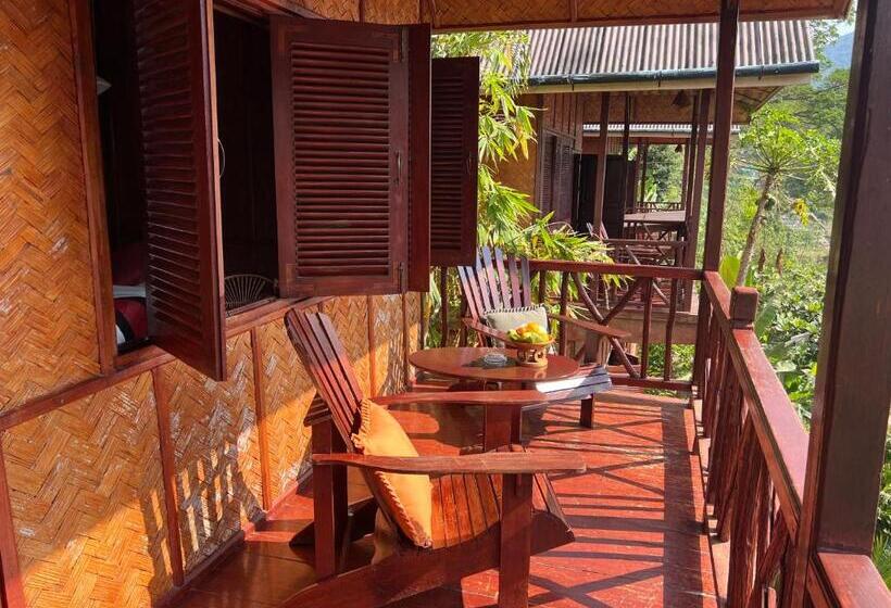 اتاق استاندارد سه تخته با چشمانداز, Mekong Riverside Lodge