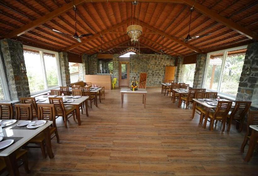 Люкс с Балконом, Eshi Resorts And Restaurant   Bhimashankars Jungle Luxury Resort
