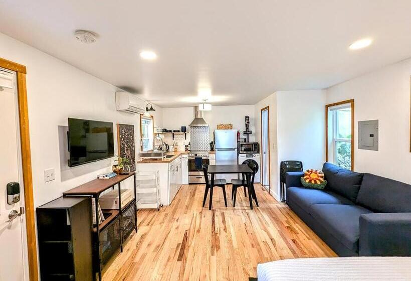 スタンダードルーム, Private Suite Close To The Airport & Food Scene!