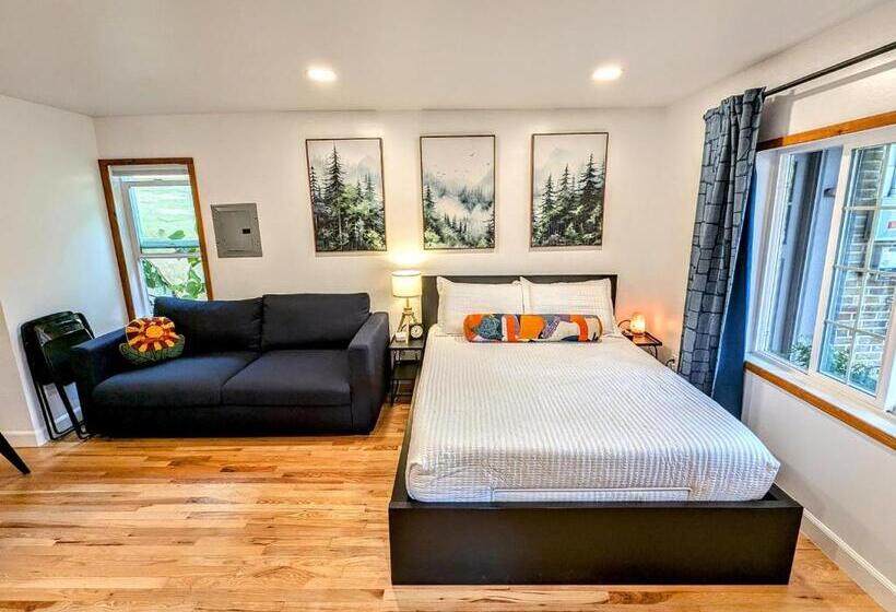 スタンダードルーム, Private Suite Close To The Airport & Food Scene!