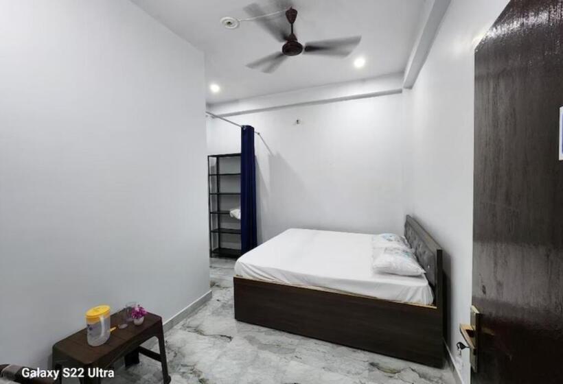 Номер Deluxe, Goroomgo Hotel Raghubir Nikunj Homestay Ayodhya