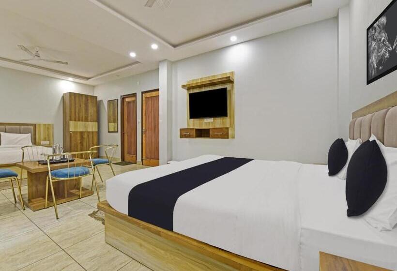 اتاق کلاسیک سه تخته, Super Hotel O Gauri Shankar