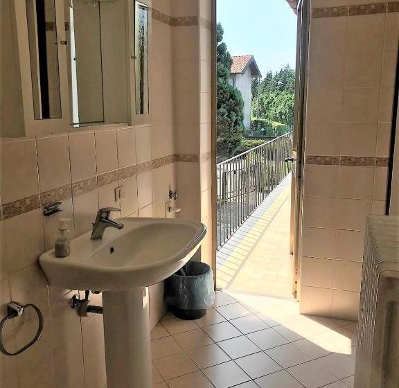 غرفة قياسية ثلاثية, B&b Dei Laghi