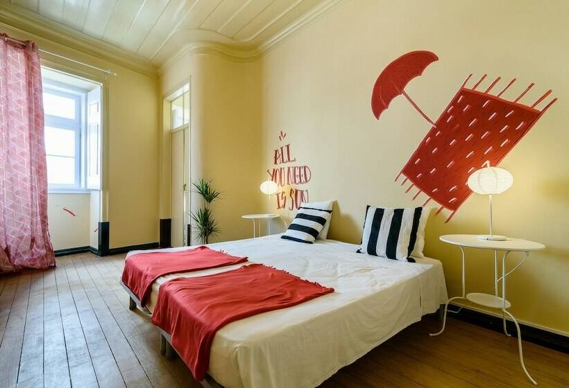 Кровать в Общей Комнате, Suntrap Hostel