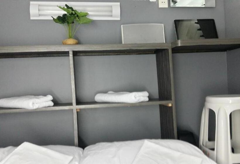 غرفة قياسية رباعية, Ervoruto Hostel Makati