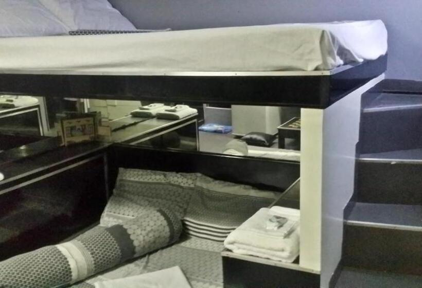 إستوديو قياسى, Ervoruto Hostel Makati