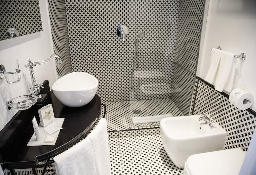 اتاق خانوادگی, Boutique Hotel Metro 900