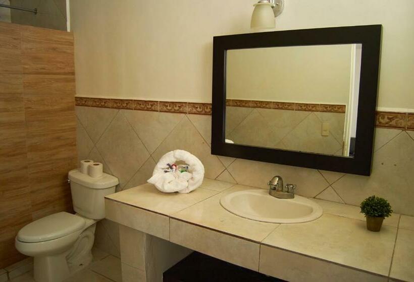 חדר דחוקס עם מיטת קינג, Del Alba Inn & Suites