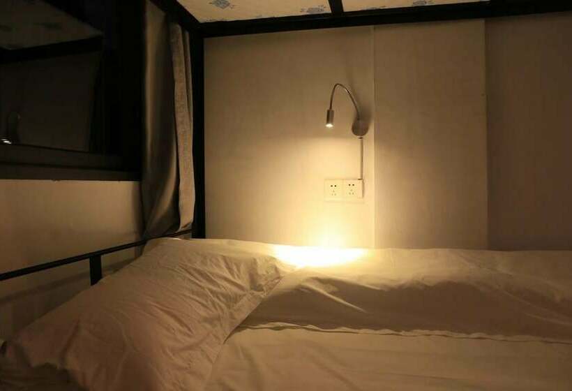 ルームシェアのワンベッド, Geographer Hostel