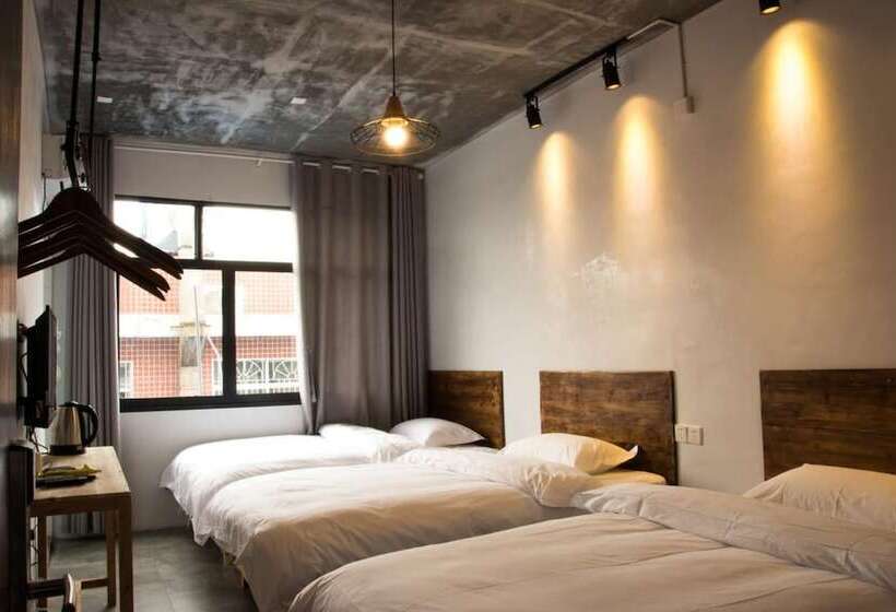 コンフォートトリプルルーム, Geographer Hostel