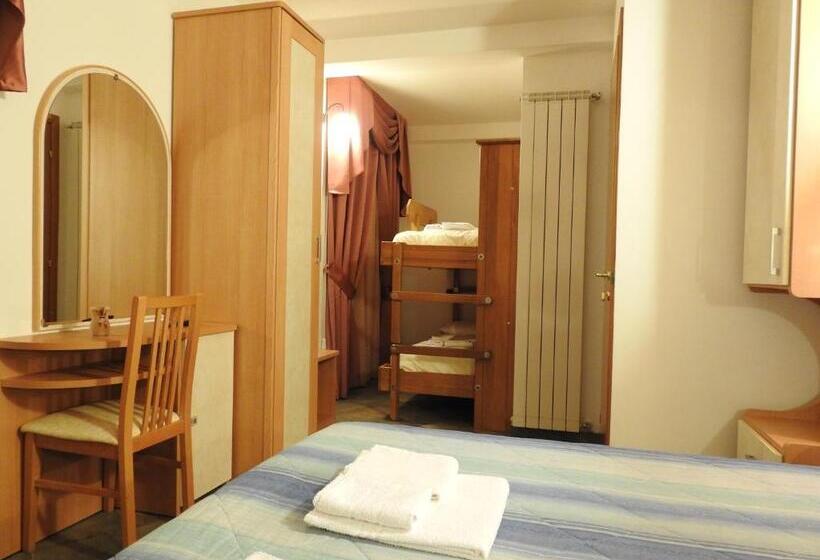 Четырехместный Номер Стандарт с Балконом, Casa Hotel Civitella
