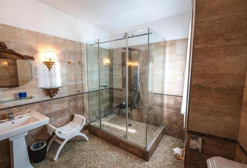 سوییت با چشم‌انداز باغ, Villa Noctis